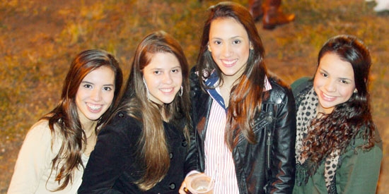 Júlia Fontes, Amanda Galhardo, Júlia Ferreto e Carolina Costa em noite animada na Expoagro